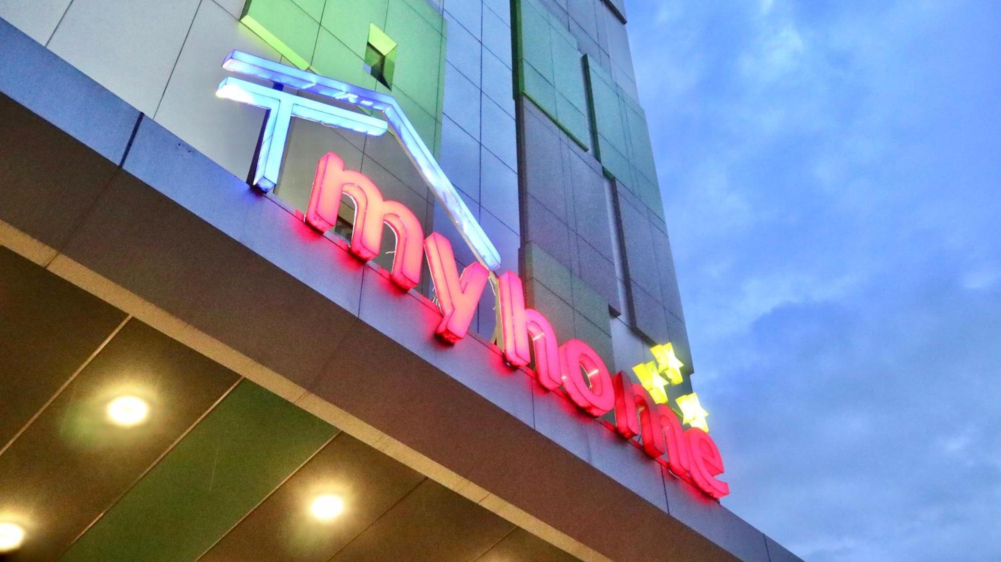 My Home Hotel Pontianak Exterior foto