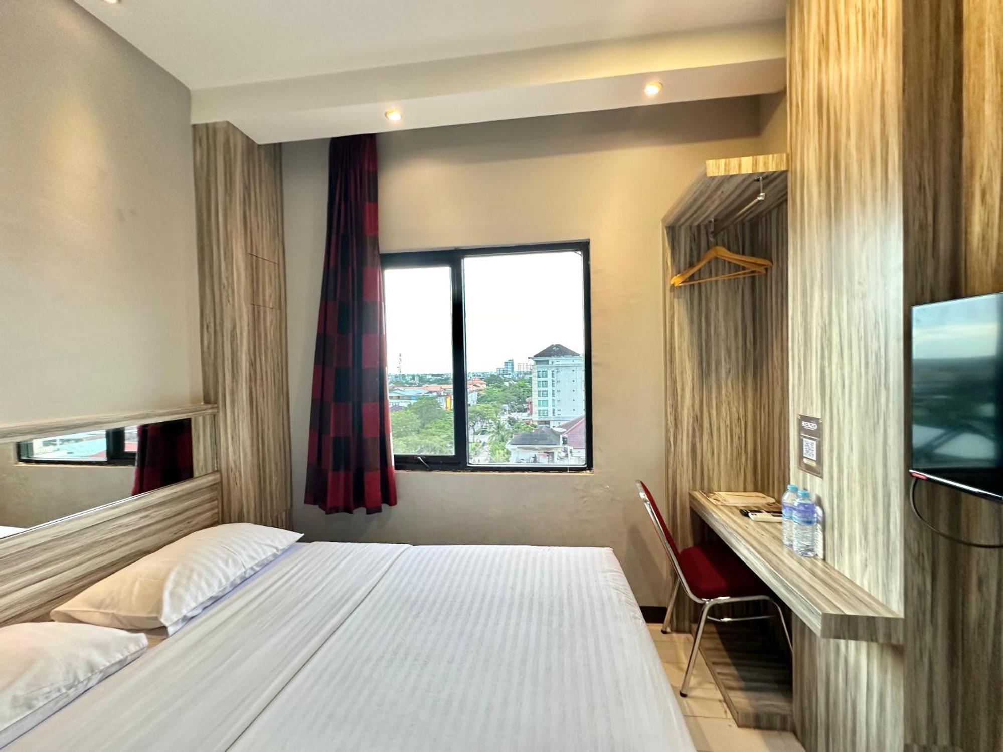 My Home Hotel Pontianak Exterior foto
