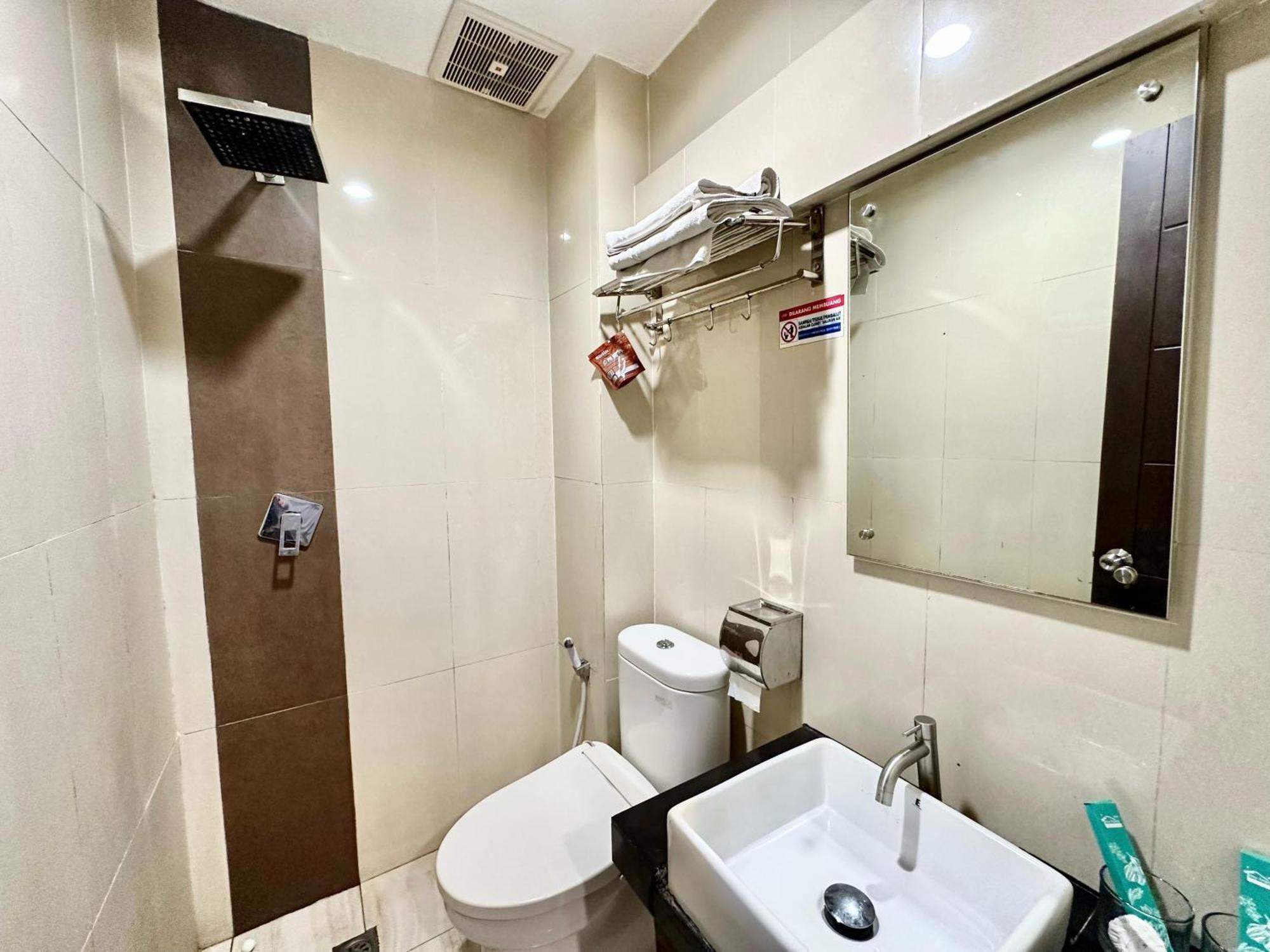 My Home Hotel Pontianak Exterior foto