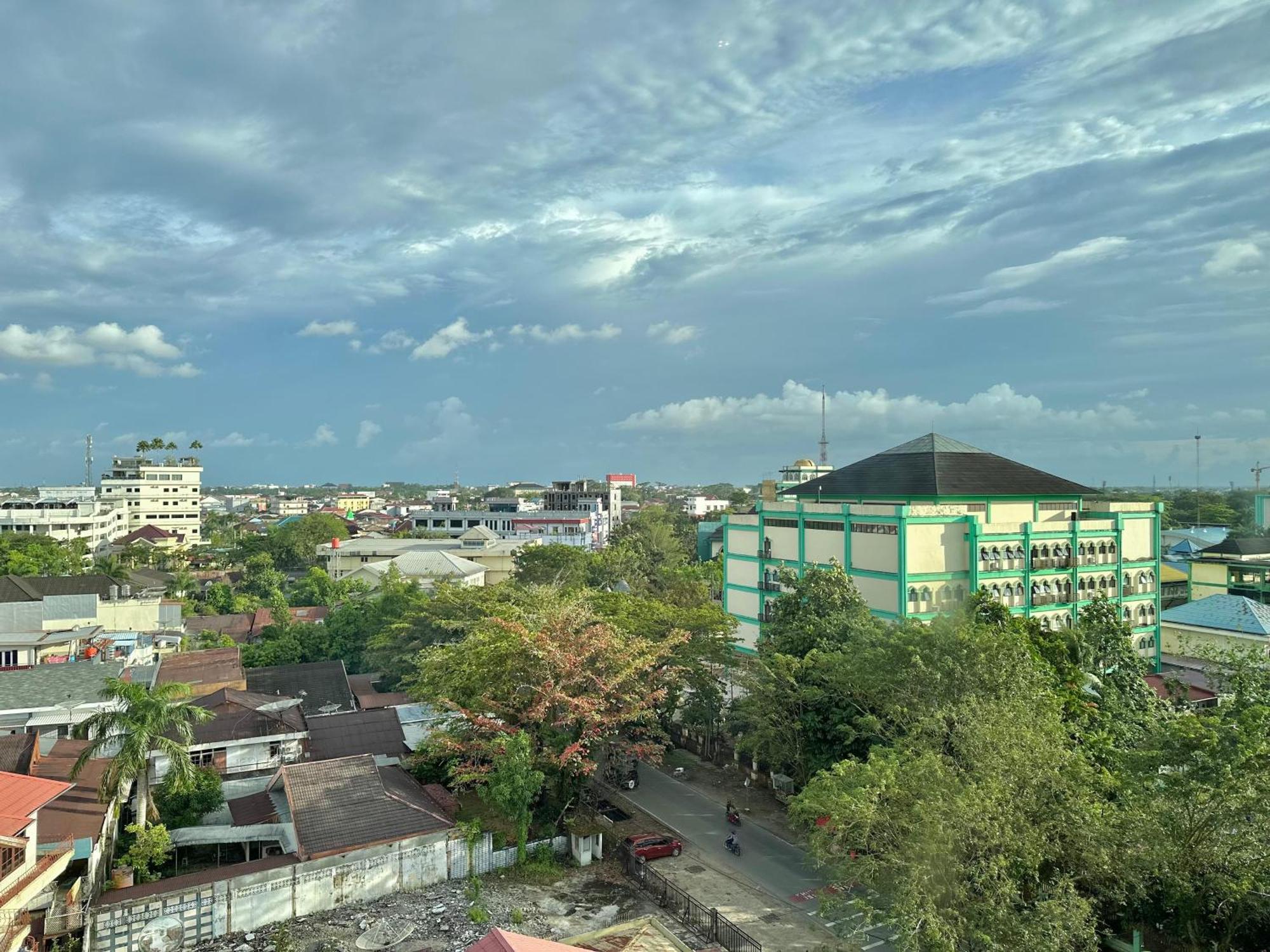 My Home Hotel Pontianak Exterior foto