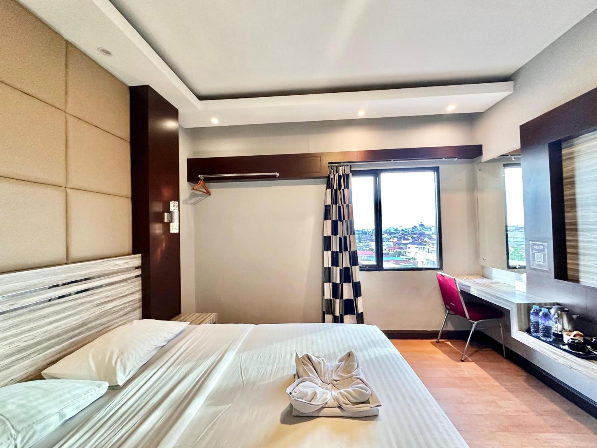 My Home Hotel Pontianak Exterior foto
